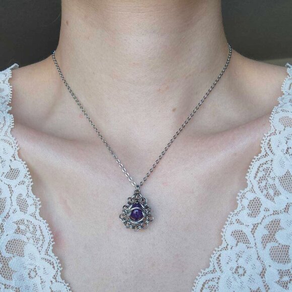 Gothic purple chainmaille necklace with a small silver chain - Picture 6 of 6